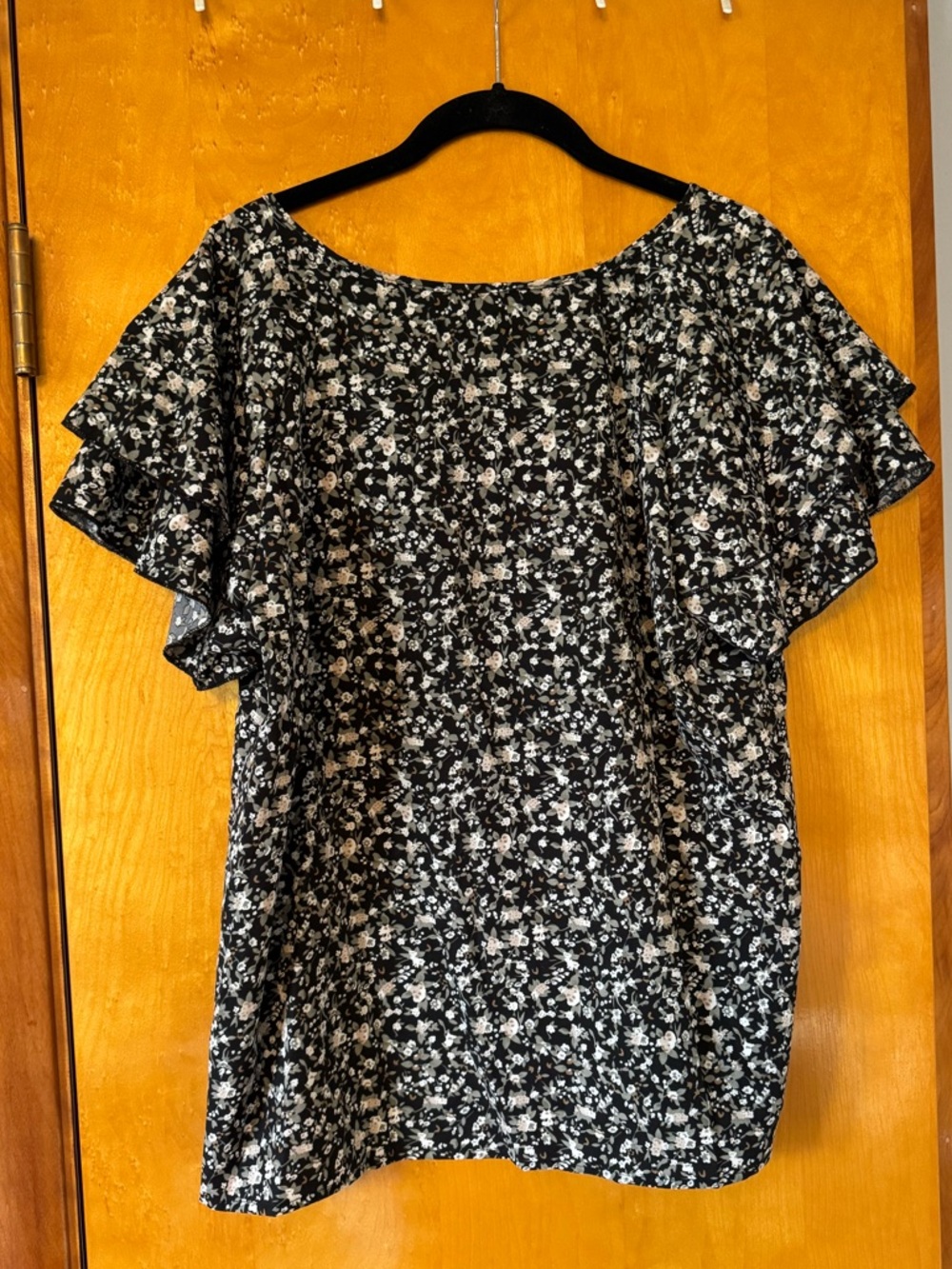 SHEIN Black Floral Ruffle Sleeve Blouse